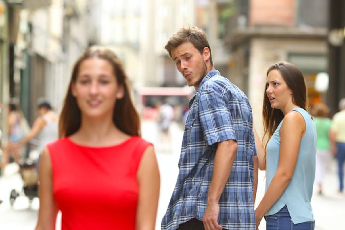Distracted Boyfriend meme about Saranoni